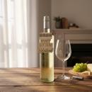 Handgefertigter Flaschenanhänger aus Birkenholz mit gelaserter Gravur zum Ruhestand, dekorativ an einer Weinflasche angebracht.